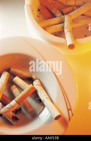 Mégots de cigarettes dans les cendriers Banque D'Images