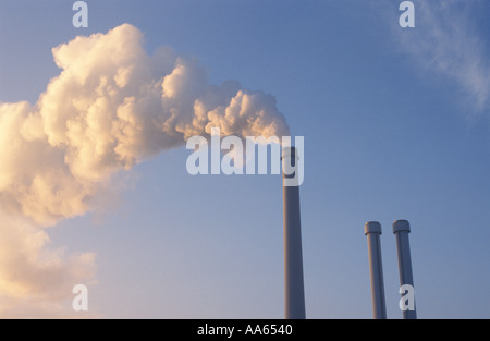 La combustion des déchets de centrales principalement pour produire de l'électricité en hiver à moins 15 degrés Power Station Munich Allemagne du Sud Banque D'Images