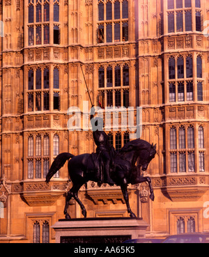 Statue de Richard Coeur de Lion avec les Chambres du Parlement dans l'arrière-plan Banque D'Images