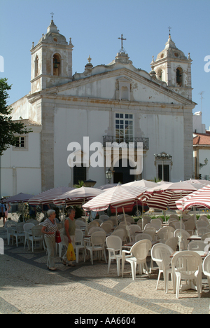 Église de Santa Maria à l'extérieur de café, Tables Chaises et parasols à Lagos Algarve Portugal Banque D'Images