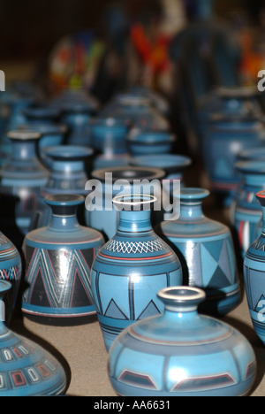 Portugais traditionnels locaux poterie Bleu à vendre à cadeaux près de Monchique Algarve Portugal Banque D'Images