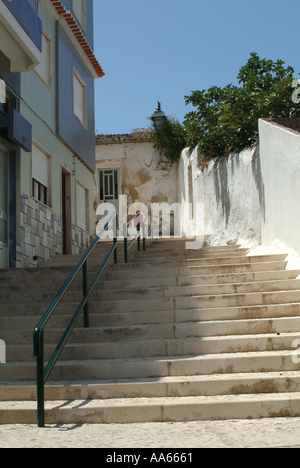 Marches vides et rampes d'escalier dans la ville d'Alvor Algarve Portugal Banque D'Images
