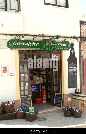 Marchand de vin et de port Shop dans la ville d'Alvor Algarve Portugal Banque D'Images