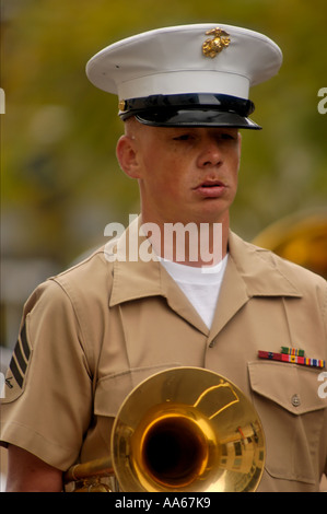 Membre de la bande de Marines des États-Unis participant au défilé de la Saint-Patrick à San Diego, Californie, États-Unis Banque D'Images