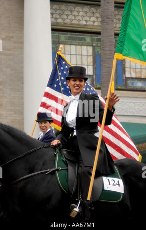 Les femmes l'équitation avec des drapeaux à Saint Patricks Day Parade à San Diego California USA Banque D'Images