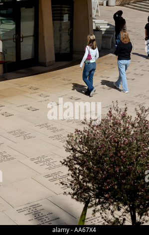 Deux étudiantes sur le point d'entrer dans la bibliothèque Love à l'Université d'État de San Diego, Californie, États-Unis Banque D'Images