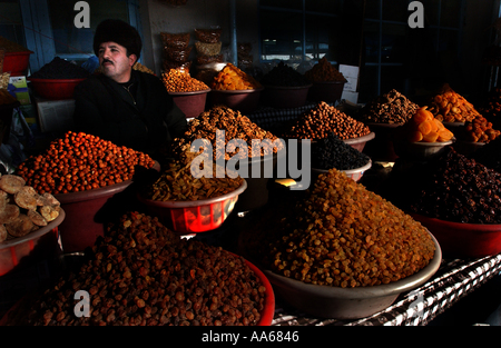 L'Azerbaïdjan Bakou le 11 janvier 2003 Les vendeurs vendent leurs fruits et de produire à un bazar à Bakou le 11 janvier 2003 Azerbaïdjan un pays Banque D'Images