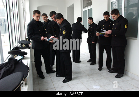 L'Azerbaïdjan Bakou 14 janvier 2003 étudiants étudier pour les examens de la Marine à la prestigieuse École navale d'Azerbaïdjan à Bakou le 14 janvier Banque D'Images