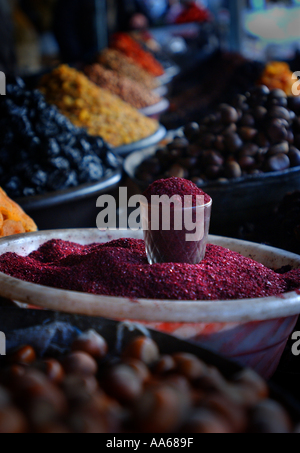 L'Azerbaïdjan Bakou le 11 janvier 2003 vendre leurs fournisseurs de renom mondial d'épices et de produire à un bazar à Bakou le 11 janvier 2003 Banque D'Images