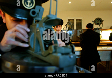 L'Azerbaïdjan Bakou 14 janvier 2003 étudiants étudier pour les examens de la Marine à la prestigieuse École navale d'Azerbaïdjan à Bakou le 14 janvier Banque D'Images