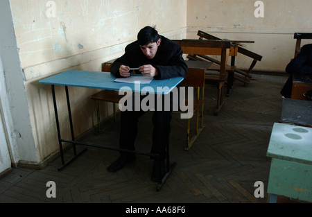 L'Azerbaïdjan Bakou le 11 janvier 2003 Les élèves passer les examens à l'Académie de l'huile d'état d'Azerbaïdjan à Bakou que leur professeur et lab Banque D'Images