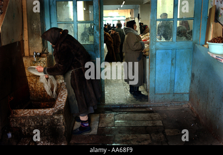L'Azerbaïdjan Bakou le 11 janvier 2003 Les vendeurs vendent leurs fruits et de produire à un bazar à Bakou le 11 janvier 2003 Azerbaïdjan un pays Banque D'Images