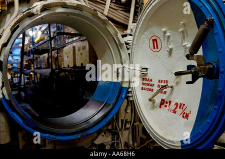 Portillon intérieur d'un sous-marin diesel-électrique de l'époque soviétique au San Diego Maritime Museum à San Diego, Californie, États-Unis Banque D'Images