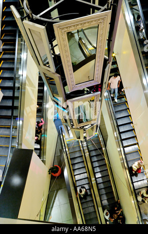 Escaliers mécaniques et miroirs au Hollywood Highland Center à Hollywood, Californie, États-Unis Banque D'Images