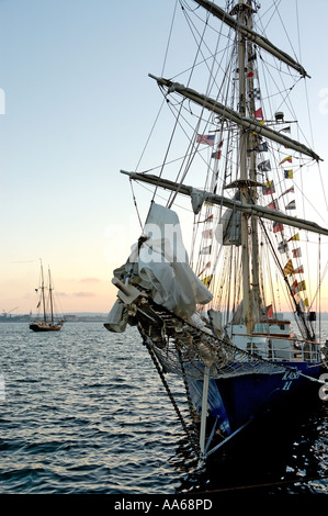 Deux grands navires à voile y compris le STS Kaisei en premier plan dans le port au cours de la voile Festival à San Diego, California USA Banque D'Images