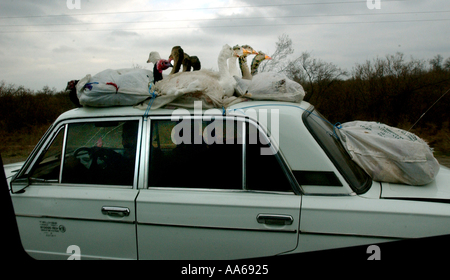 L'Azerbaïdjan Bakou le 11 janvier 2003 les villageois prennent leurs oies pour une promenade en haut de leur voiture à l'extérieur de Bakou le 11 janvier 2003 Banque D'Images