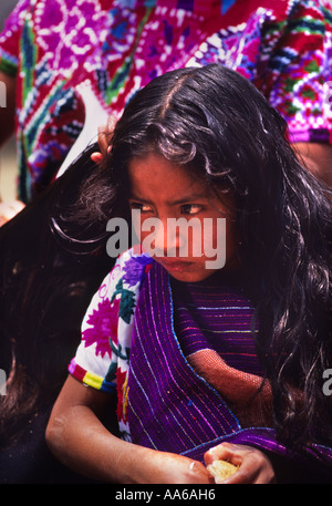 Une femme indienne MAYA ZINACANTAN PALEFRENIERS SES FILLES CHEVEUX À UN MARCHÉ DE SAN LORENZO ZINACANTAN CHIAPAS MEXIQUE Banque D'Images