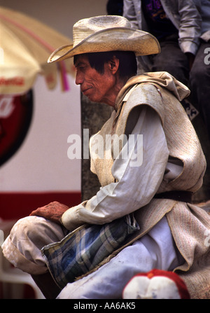 Un VIEIL HOMME MAYA CHAMULAN AU MARCHÉ DE SAN JUAN CHAMULA CHIAPAS MEXIQUE Banque D'Images