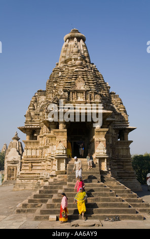 Patrimoine de Lakshmana Temple de Khajuraho, Inde avec des Indiens à l'avant Banque D'Images