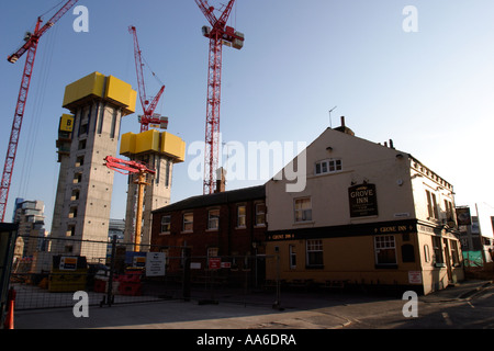 Grove Inn avec de nouveaux bâtiments érigés sur les champs derrière le camp près de l'eau Quai Grenier Neville Street lane Leeds Centre Banque D'Images