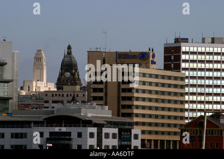 Toits de Leeds Dewsbury Road Towers de Leeds Hown Hall et University clairement visibles Banque D'Images