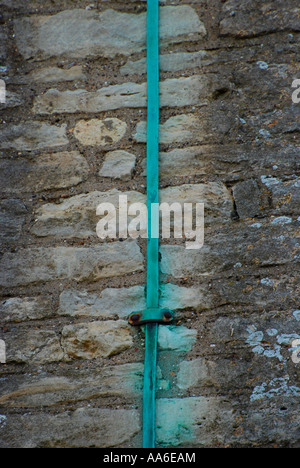 Connexion de la terre, la plaque en cuivre sur la construction. Banque D'Images