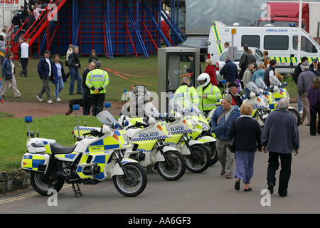 Longue rangée de motos motos de police lors d'un rallye moto à Paignton South Devon, Angleterre Royaume-uni Grande-Bretagne Banque D'Images