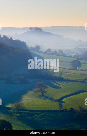 Automne brume sur l'escarpe de Cotswold et M. Downham Hill vu de l'Frocester Hill, Gloucestershire Banque D'Images