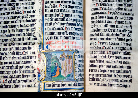 Détail d'une Bible manuscrite datant de 1407 exposée à l'abbaye de Malmesbury, Wiltshire UK Banque D'Images