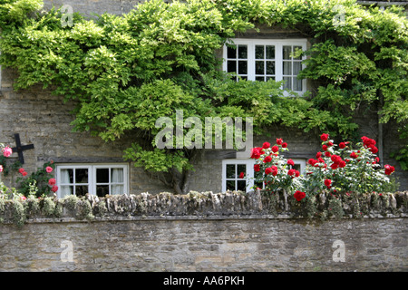 L'avant d'une période magnifique cottage à Hailey dans l'Oxfordshire. Banque D'Images