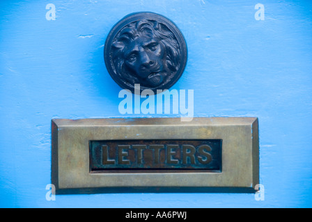 Lettre fort anciens dans une porte bleu poignée avec tête de lion Banque D'Images