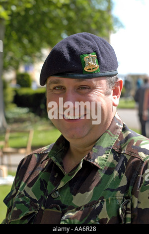 Sergent recruteur de l'armée britannique lors d'une journée carrières à l'école Banque D'Images