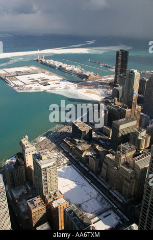 La glace sur le lac Michigan et le Navy Pier à Chicago Banque D'Images