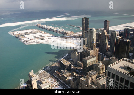 La glace sur le lac Michigan et le Navy Pier . Banque D'Images