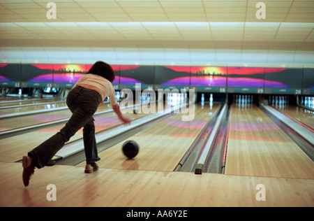 Femme jouant à dix quilles Banque D'Images