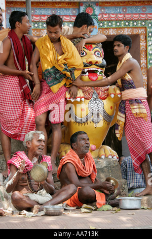 Au temple Lingaraj sadhus, Bhubaneswar, Orissa, Inde Banque D'Images