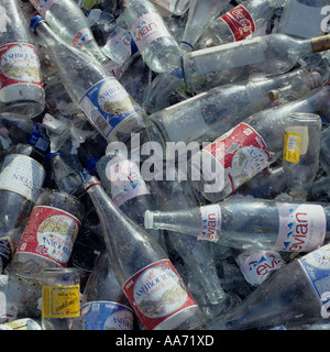 Collection de bouteilles blanches ou claires dans l'attente du transport avant le recyclage Banque D'Images