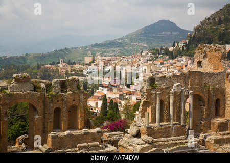 Vue de la ville de Taormine, à travers les murs brisés de la Teatro Greco Taormina Sicile Italie Banque D'Images