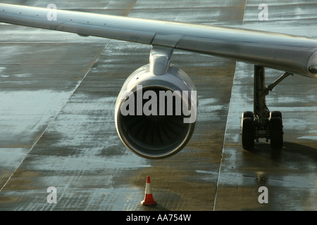 Rolls-royce RB211 moteur à réaction sur Thomson Fly Boeing 757 à l'aéroport de Luton Banque D'Images