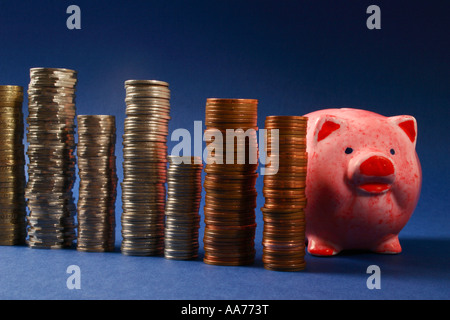 'Épargne tirelire' avec des piles de l'argent. Banque D'Images