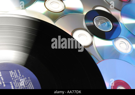 Les disques compacts et un disque vinyle CD et DVD d'information d'enregistrement de musique de stockage de données Banque D'Images