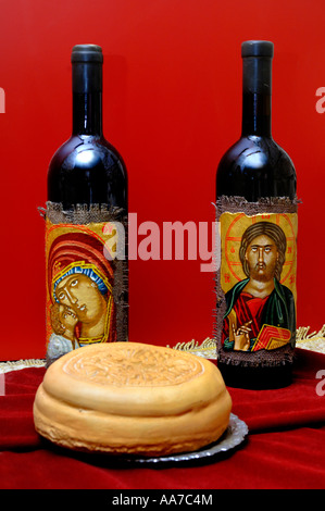 Deux bouteilles de vin de messe avec des icônes religieuses sur les étiquettes et de pain Banque D'Images