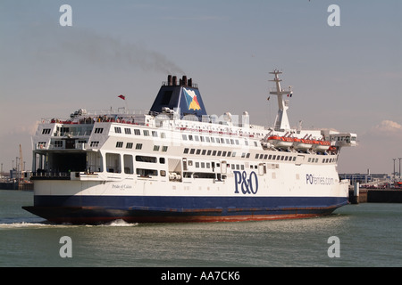 Port de Calais nord de la France l'Europe de l'UE. P et O Cross channel ferry. La fierté de Calais. Banque D'Images