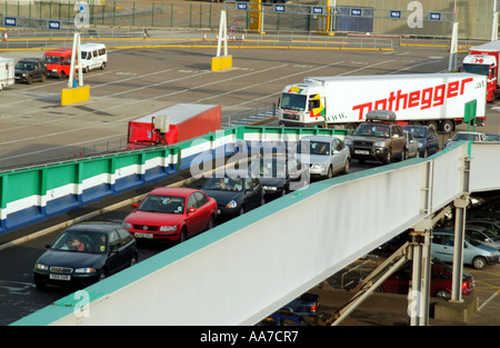 Trafic sur linkspan en attente d'embarquer au port de ferry de Douvres le sud de l'Angleterre Royaume-Uni UK Banque D'Images