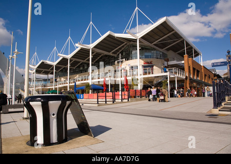 Les bâtiments modernes restaurants et magasins à GUNWHARF QUAYS Portsmouth Hampshire Angleterre d'aménagement du front de mer Bretagne Banque D'Images