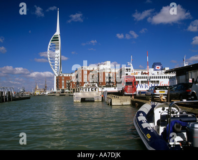 Vieux PORTSMOUTH HAMPSHIRE UK Mars à l'ensemble de la tour Spinnaker à GUNWHARF QUAYS du vieux port Banque D'Images