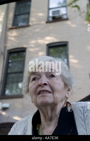 Quatre-vingt-douze ans Polish American Woman actif physiquement et mentalement dans son jardin à Brooklyn New York MR Banque D'Images