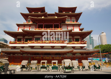 Outram Chinatown Singapour Nouveau Buddha Tooth Relic Temple BTRTS et tricycles pousse-pousse Banque D'Images