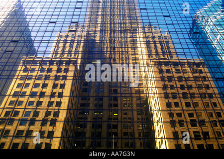 Reflet de l'extérieur du Chrysler Building, gratte-ciel art déco à New York, Midtown Manhattan. Vue d'image miroir à angle bas. Banque D'Images