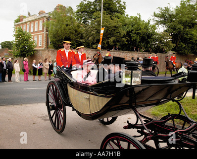 Photo d'archive de SAR la reine Elizabeth II portant une tenue rose pâle arrivant au Royal Ascot tenu à l'hippodrome de York dans une calèche tirée par des chevaux. Banque D'Images